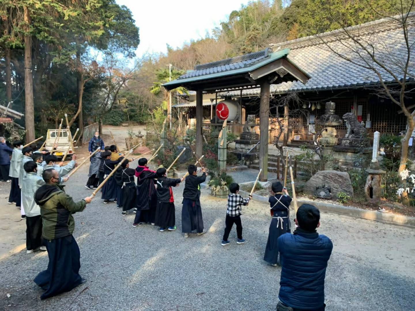 吉田神社で参拝後、素振り。